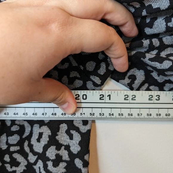 Banana Republic Black & Silver Grey Leopard Print Dressy Top Short Sleeve Medium - Picture 7 of 7